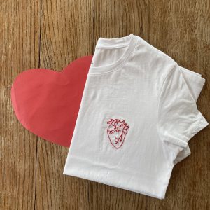Tee-shirt brodé main avec broderie cœur organe